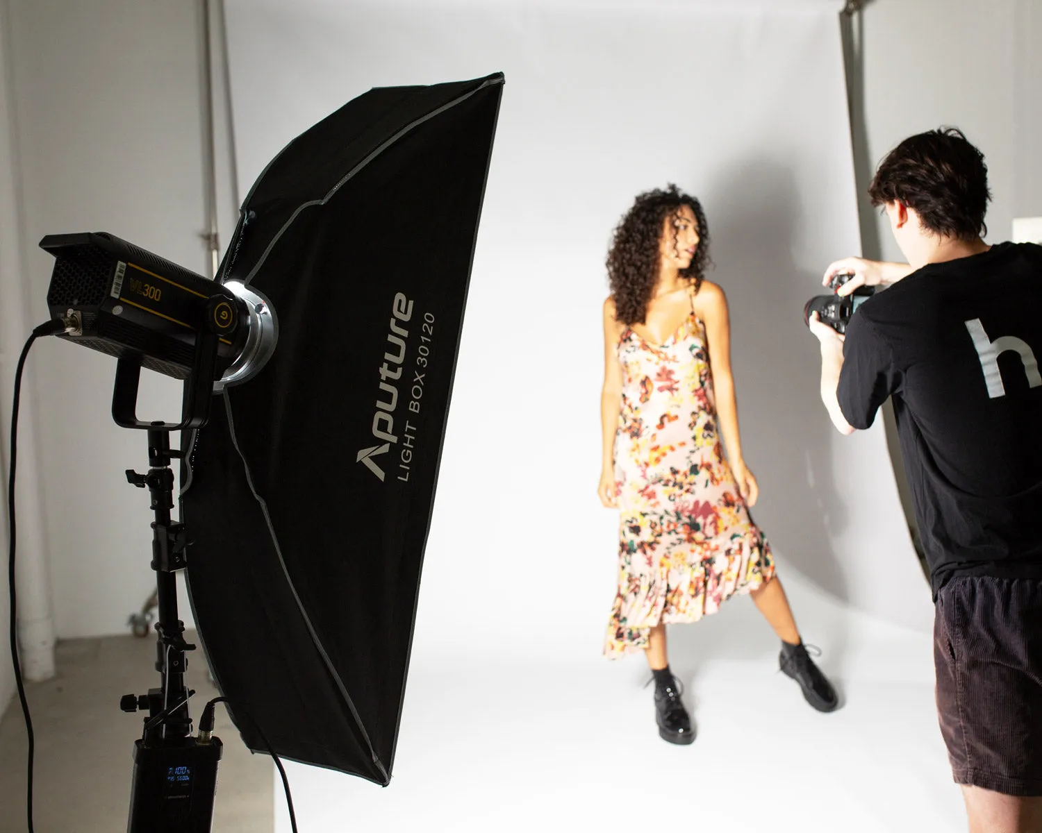 Aputure Light Box 30 x 120cm Includes Grid And Carry Bag