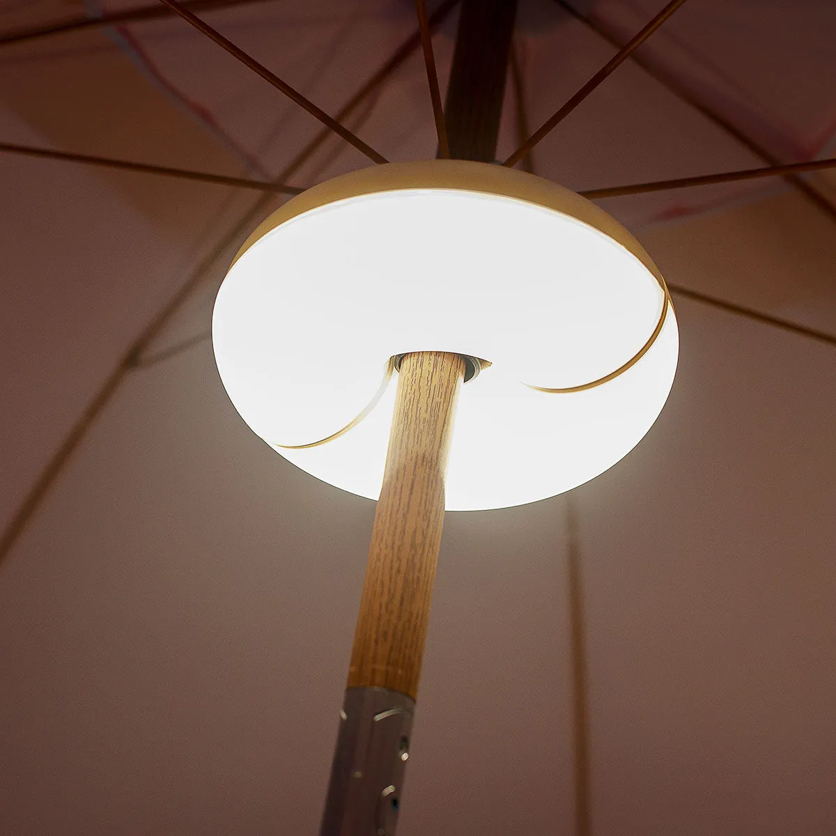 Rechargeable portable light bulb for parasols, LIMA